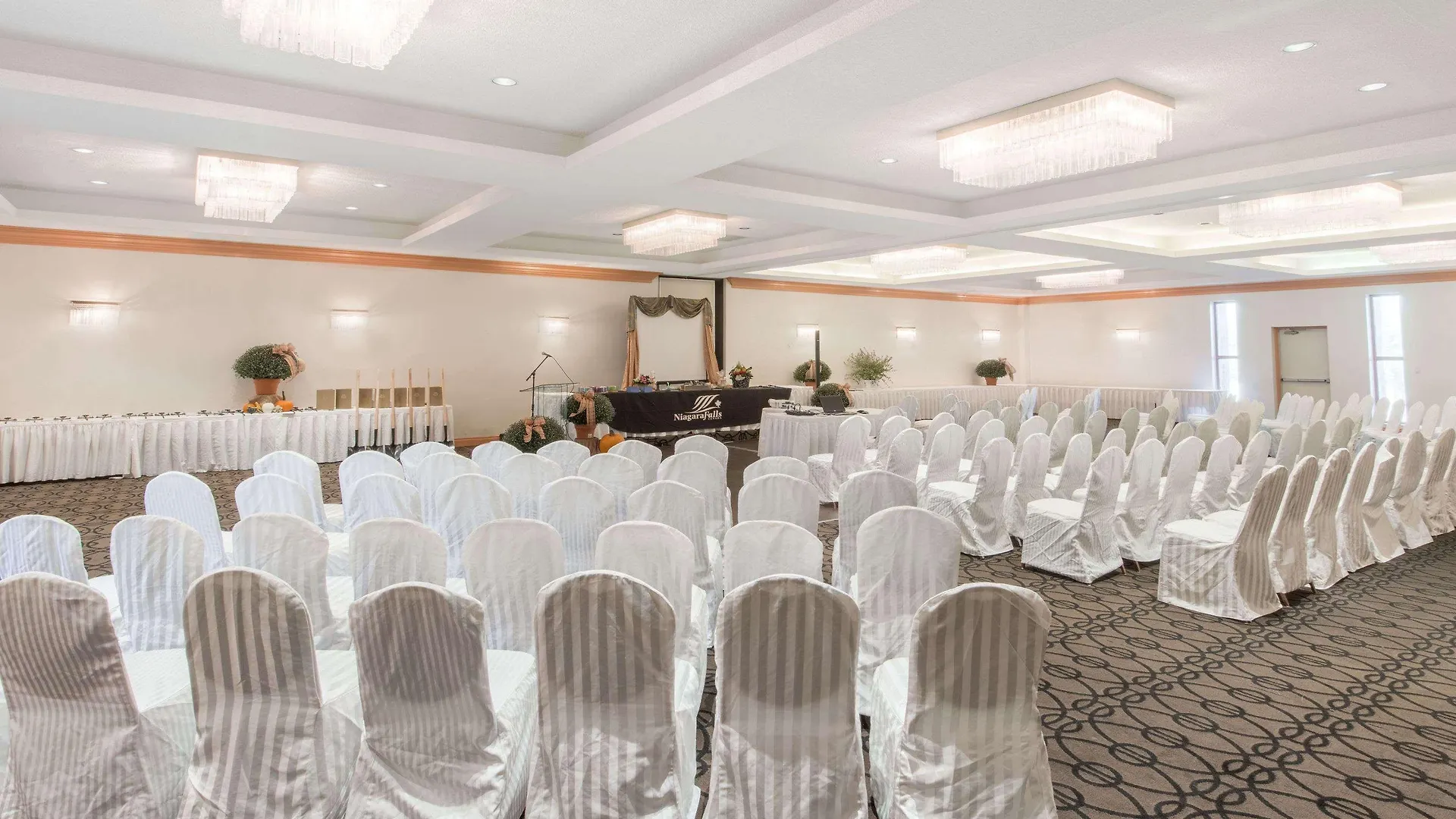 Ramada Plaza By Wyndham Niagara Falls Hotel